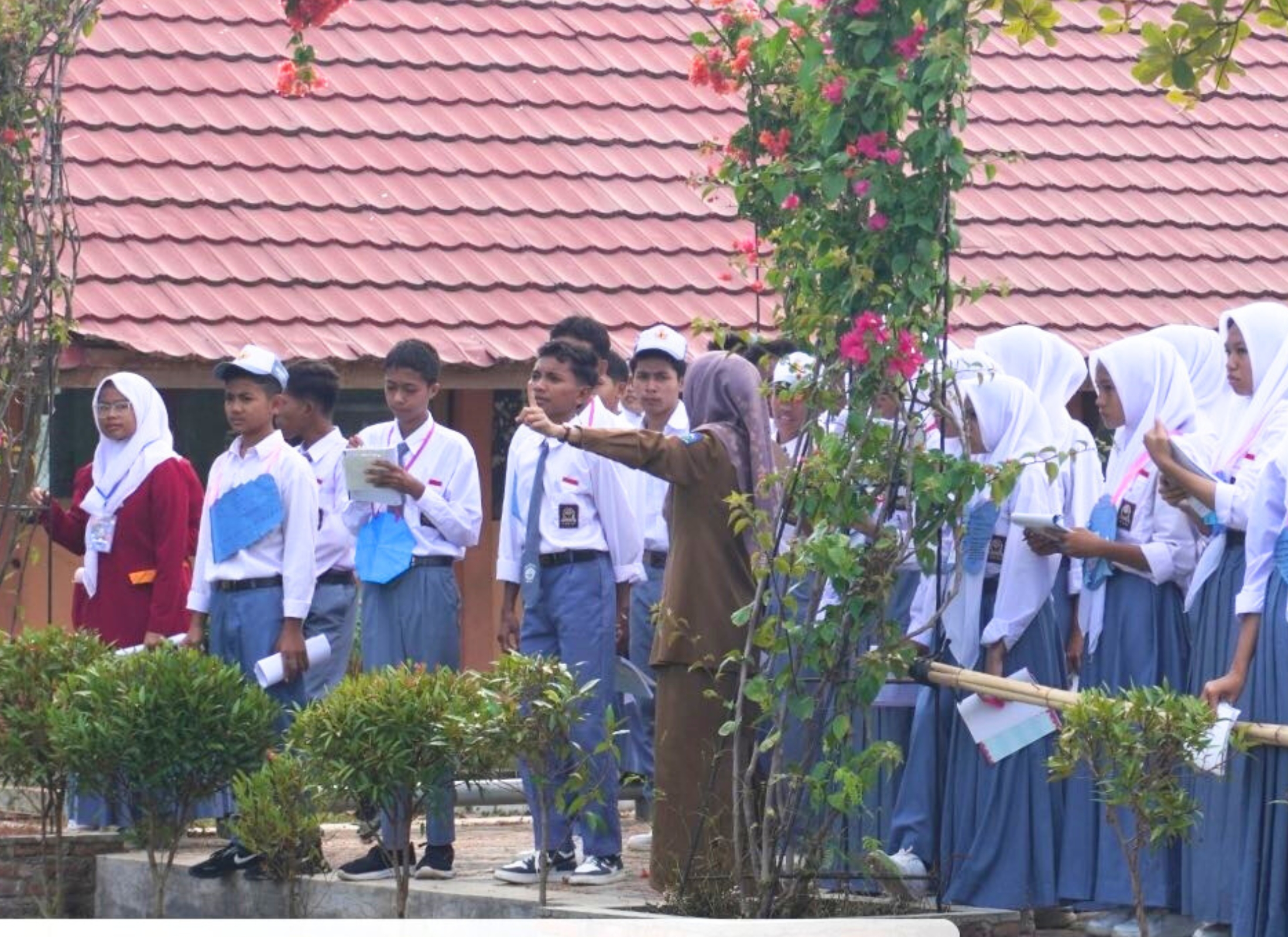 HARI KEDUA PELAKSANAAN MPLS RAMAH SMAN 1 WOHA TP 2025/206