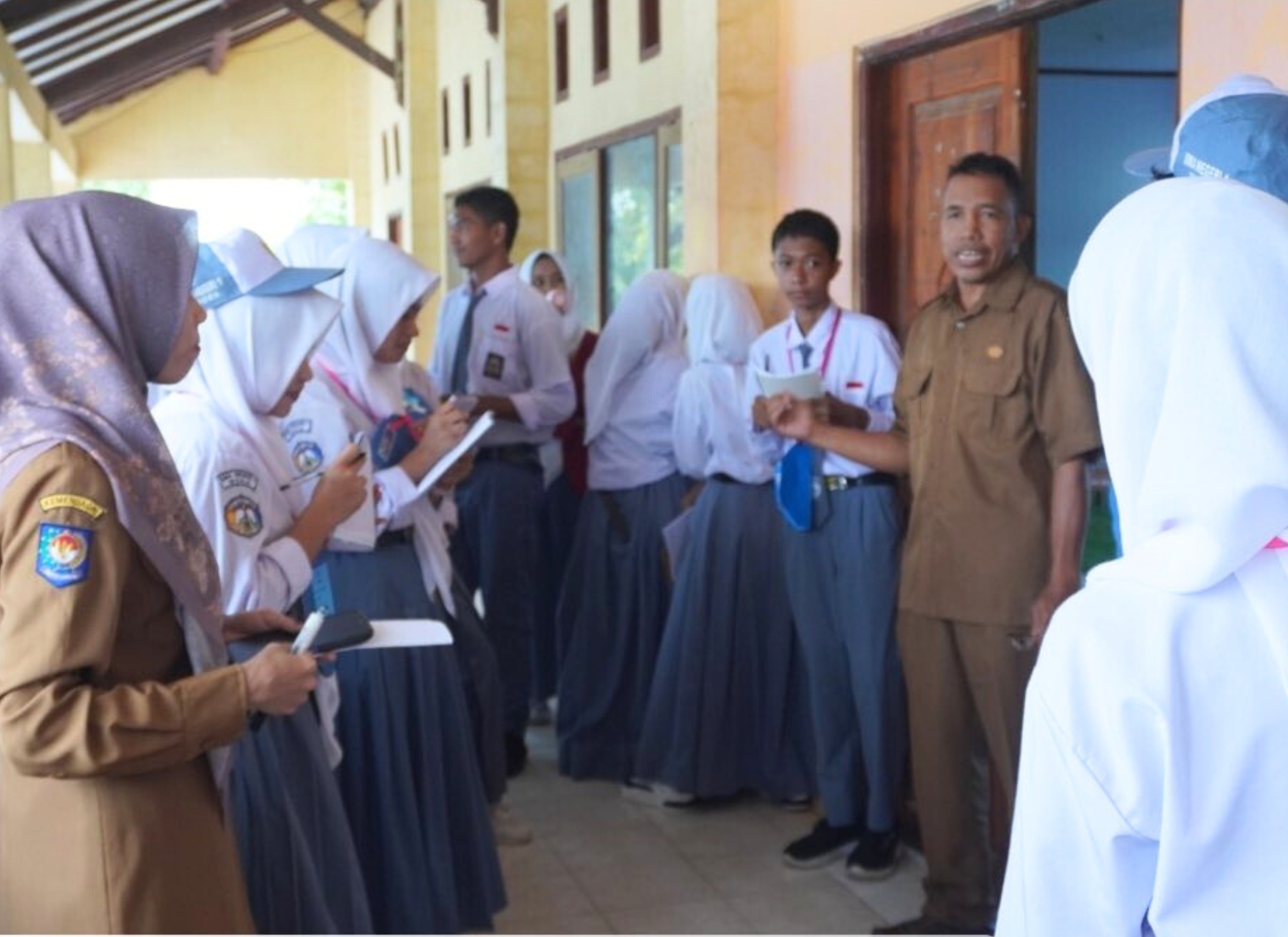 HARI KEDUA PELAKSANAAN MPLS RAMAH SMAN 1 WOHA TP 2025/206