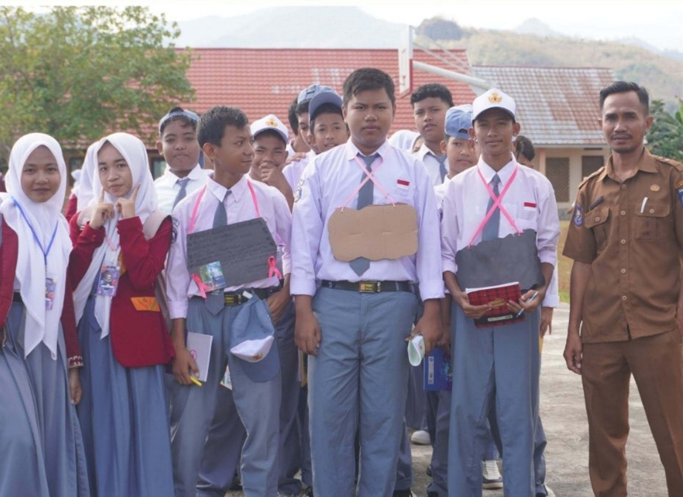 HARI KEDUA PELAKSANAAN MPLS RAMAH SMAN 1 WOHA TP 2025/206